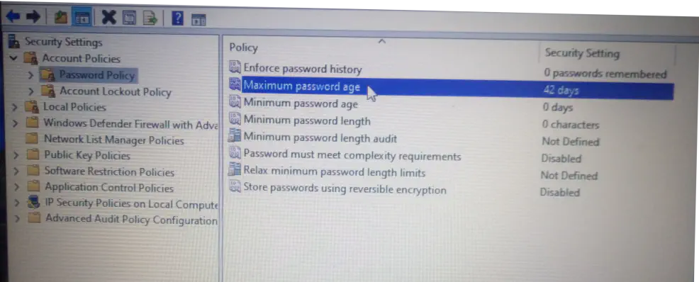 Local Security Policy opened to Account Policy|Password Policy|Maximumpasswordage